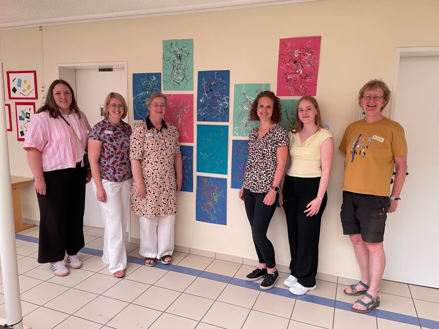 Freuen sich über das kreative Projekt über Schulgrenzen hinweg: Maren Schwarze (pädagogische Begleitung Workshop), Anne Hüser (Rektorin Grundschule Liborius der Stadt Salzkotten), Karin Stieren (Konrektorin Grundschule Liborius der Stadt Salzkotten), Vera Kruse (Projektkoordinatorin Bildungsbüro Kreis Paderborn), Lauren Lohse (Walter-Blüchert Stiftung), Birgit Linke (Abteilungsleitung I Gesamtschule Salzkotten), v.l. © Kreis Paderborn
